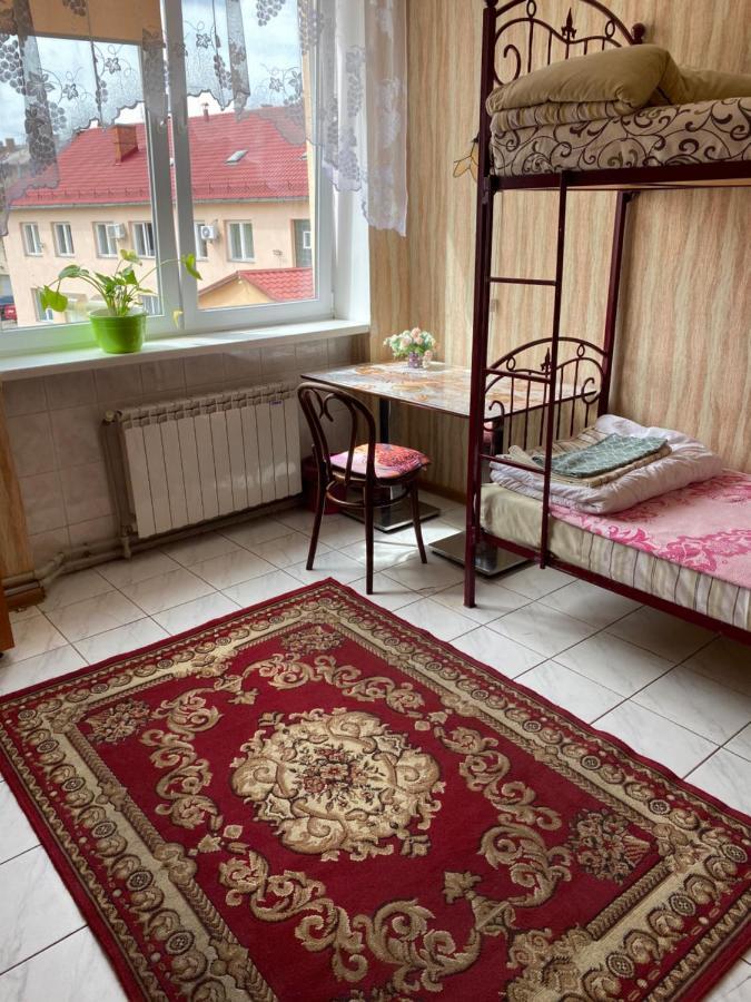 Centre Hostel Mukacheve Bagian luar foto