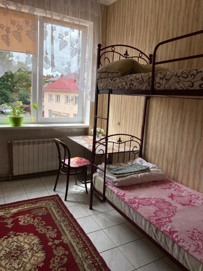 Centre Hostel Mukacheve Bagian luar foto