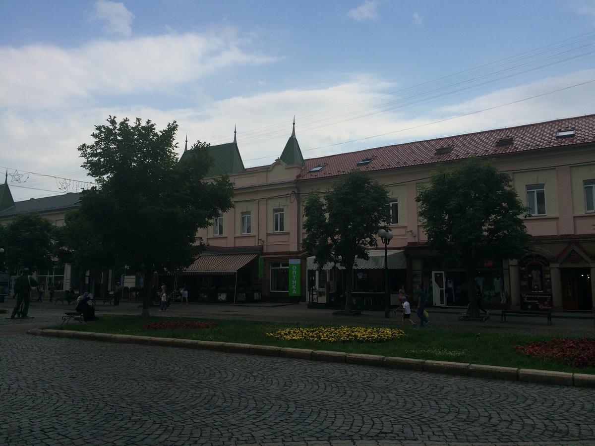 Centre Hostel Mukacheve Bagian luar foto